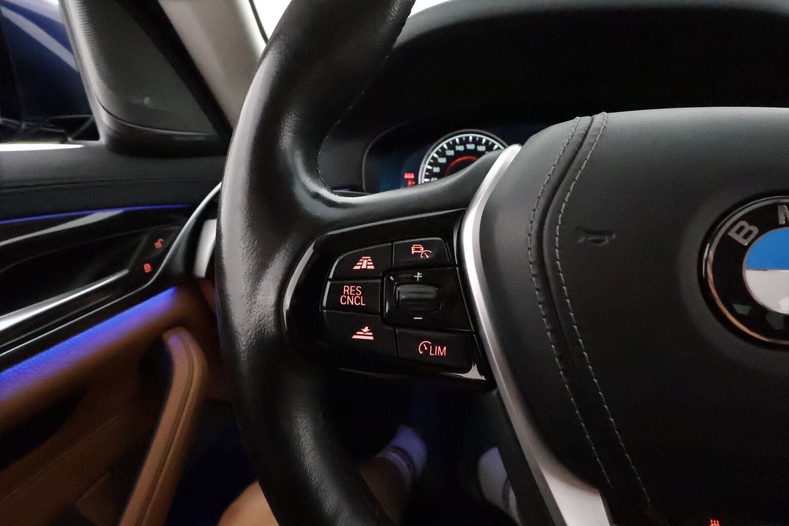 BMW 520 2018 G30 Sedan 520d A xDrive Business Comfort **Webasto / Koukku / ACC / Adapt.LED / H&K / 360° / Sporttinahat Muistilla** - Suomi-auto / Kahdet Renkaat / **HUIPPU KAMOILLA**