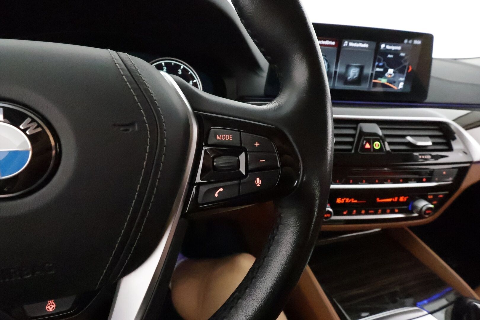 BMW 520 2018 G30 Sedan 520d A xDrive Business Comfort **Webasto / Koukku / ACC / Adapt.LED / H&K / 360° / Sporttinahat Muistilla** - Suomi-auto / Kahdet Renkaat / **HUIPPU KAMOILLA**