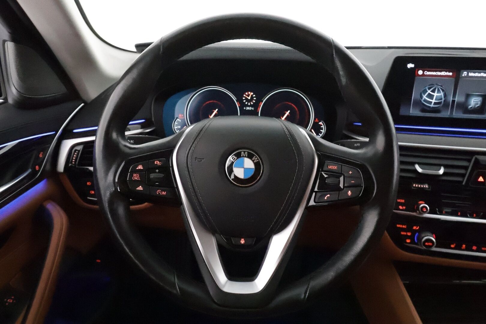 BMW 520 2018 G30 Sedan 520d A xDrive Business Comfort **Webasto / Koukku / ACC / Adapt.LED / H&K / 360° / Sporttinahat Muistilla** - Suomi-auto / Kahdet Renkaat / **HUIPPU KAMOILLA**
