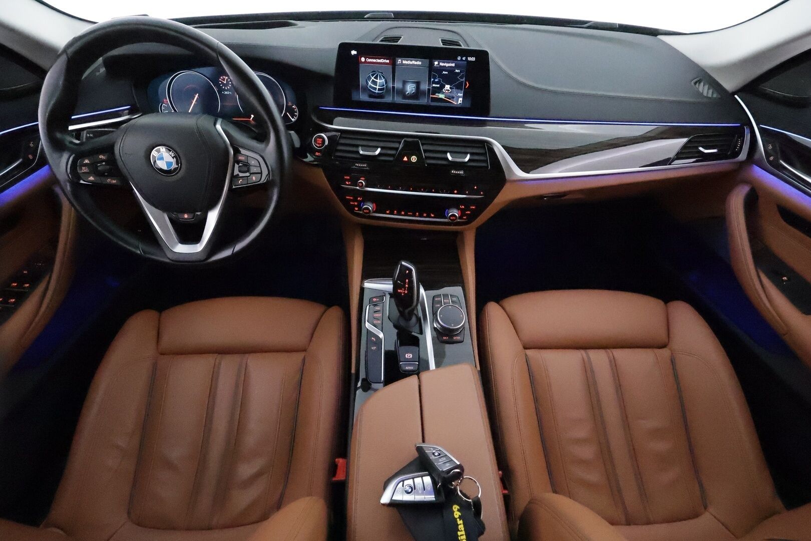 BMW 520 2018 G30 Sedan 520d A xDrive Business Comfort **Webasto / Koukku / ACC / Adapt.LED / H&K / 360° / Sporttinahat Muistilla** - Suomi-auto / Kahdet Renkaat / **HUIPPU KAMOILLA**