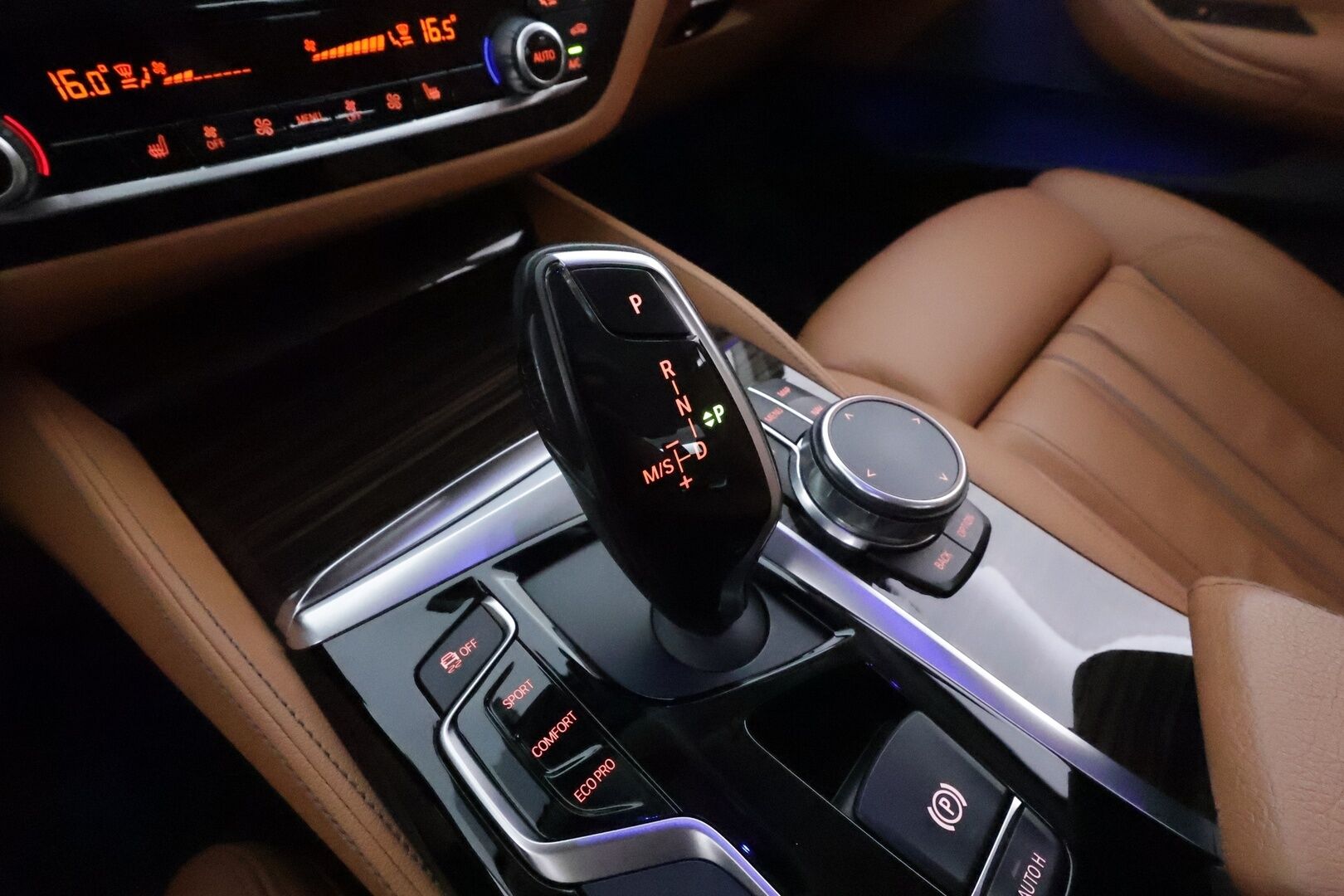 BMW 520 2018 G30 Sedan 520d A xDrive Business Comfort **Webasto / Koukku / ACC / Adapt.LED / H&K / 360° / Sporttinahat Muistilla** - Suomi-auto / Kahdet Renkaat / **HUIPPU KAMOILLA**