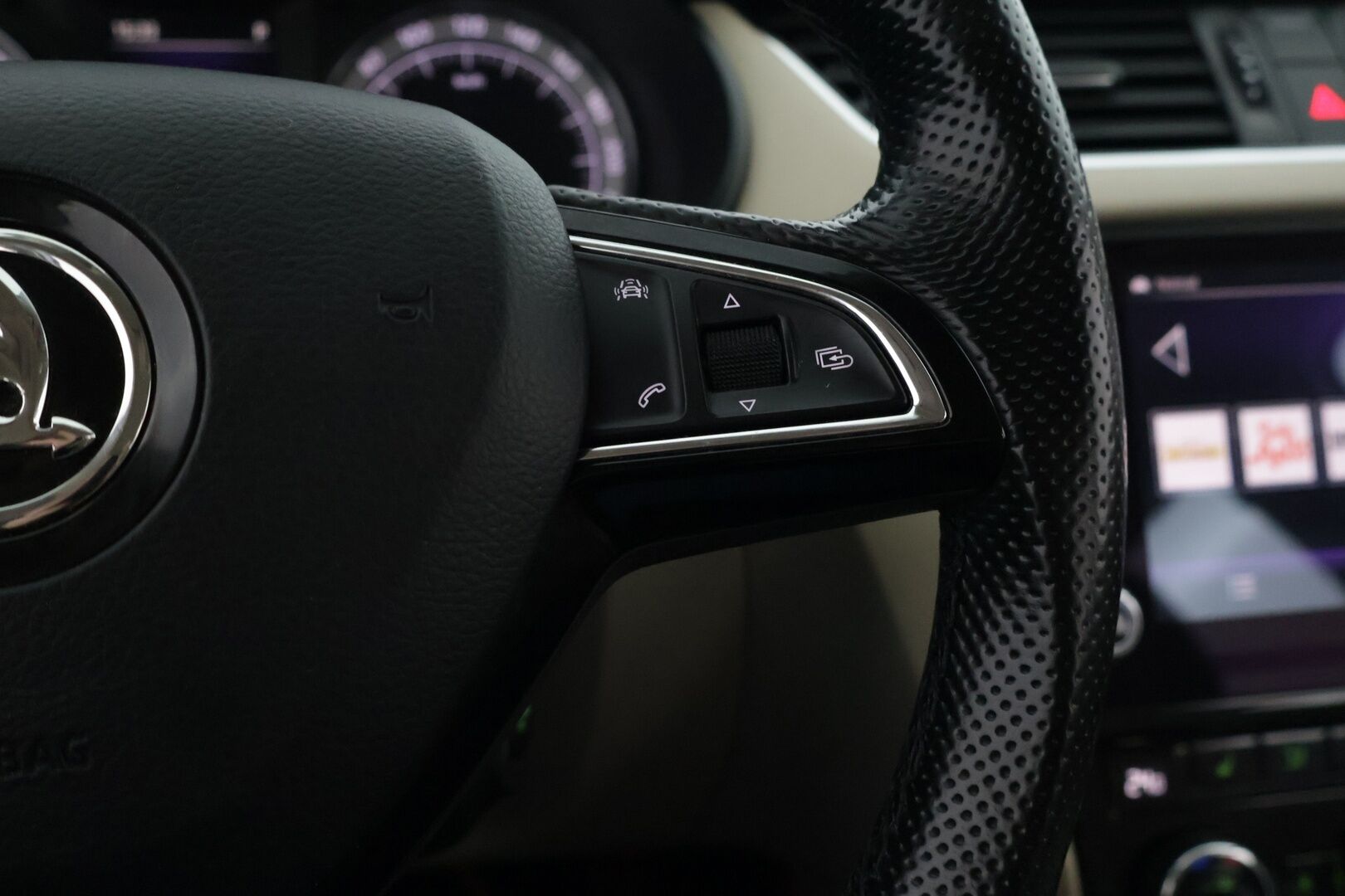 Skoda Octavia 2017 Combi 2,0 TDI 184 4x4 Style DSG Autom. *Webasto / Adapt. LED / Keyless / P-Kamera* - *BLIS / CarPlay & Android Auto / Vakkari* - HULLUT BLACKWEEK JATKOT - KORKOTARJOUS 2,49%