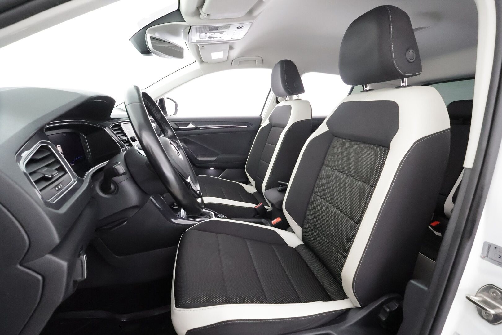 Volkswagen T-Roc 2018 Sport 2,0 TDI SCR 110 kW (150 hv) 4MOTION DSG-automaatti - | ACC | Webasto | Koukku | Digimittaristo | Keyless | Lane Assist | LED | Apple & Android | Lämm. ratti | Puolinahat | Sähk. takaluukku | 2x renkaat aluin | - KORKO VAIN 3,99 %