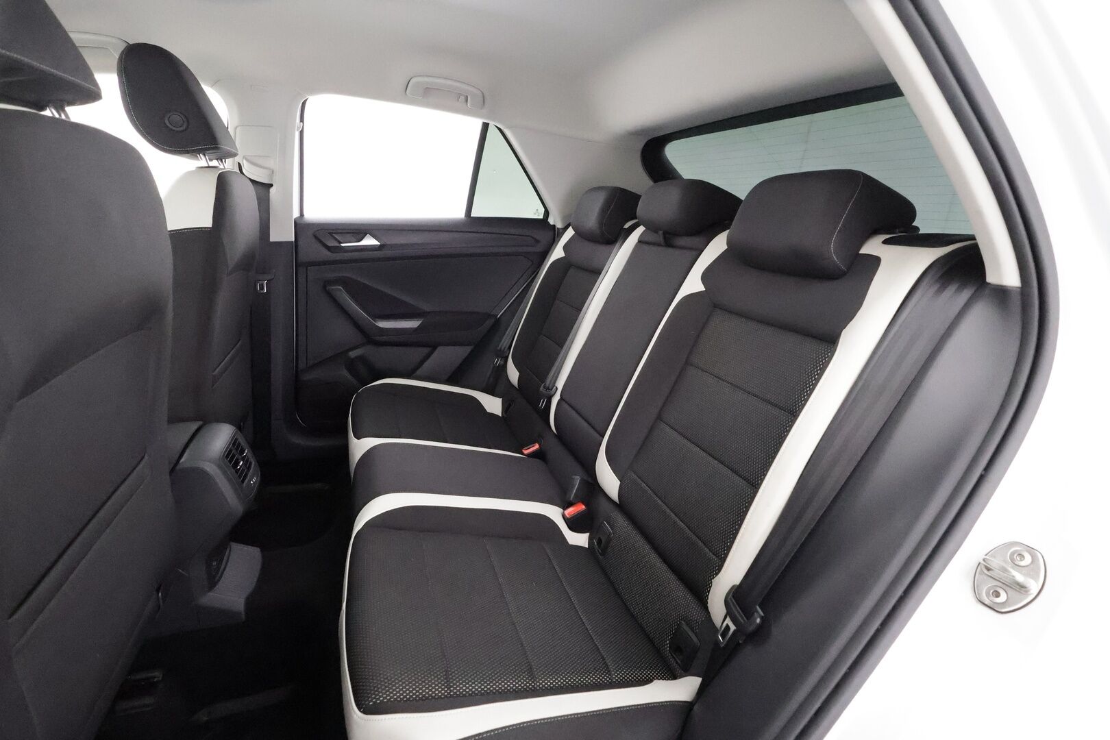 Volkswagen T-Roc 2018 Sport 2,0 TDI SCR 110 kW (150 hv) 4MOTION DSG-automaatti - | ACC | Webasto | Koukku | Digimittaristo | Keyless | Lane Assist | LED | Apple & Android | Lämm. ratti | Puolinahat | Sähk. takaluukku | 2x renkaat aluin | - KORKO VAIN 3,99 %