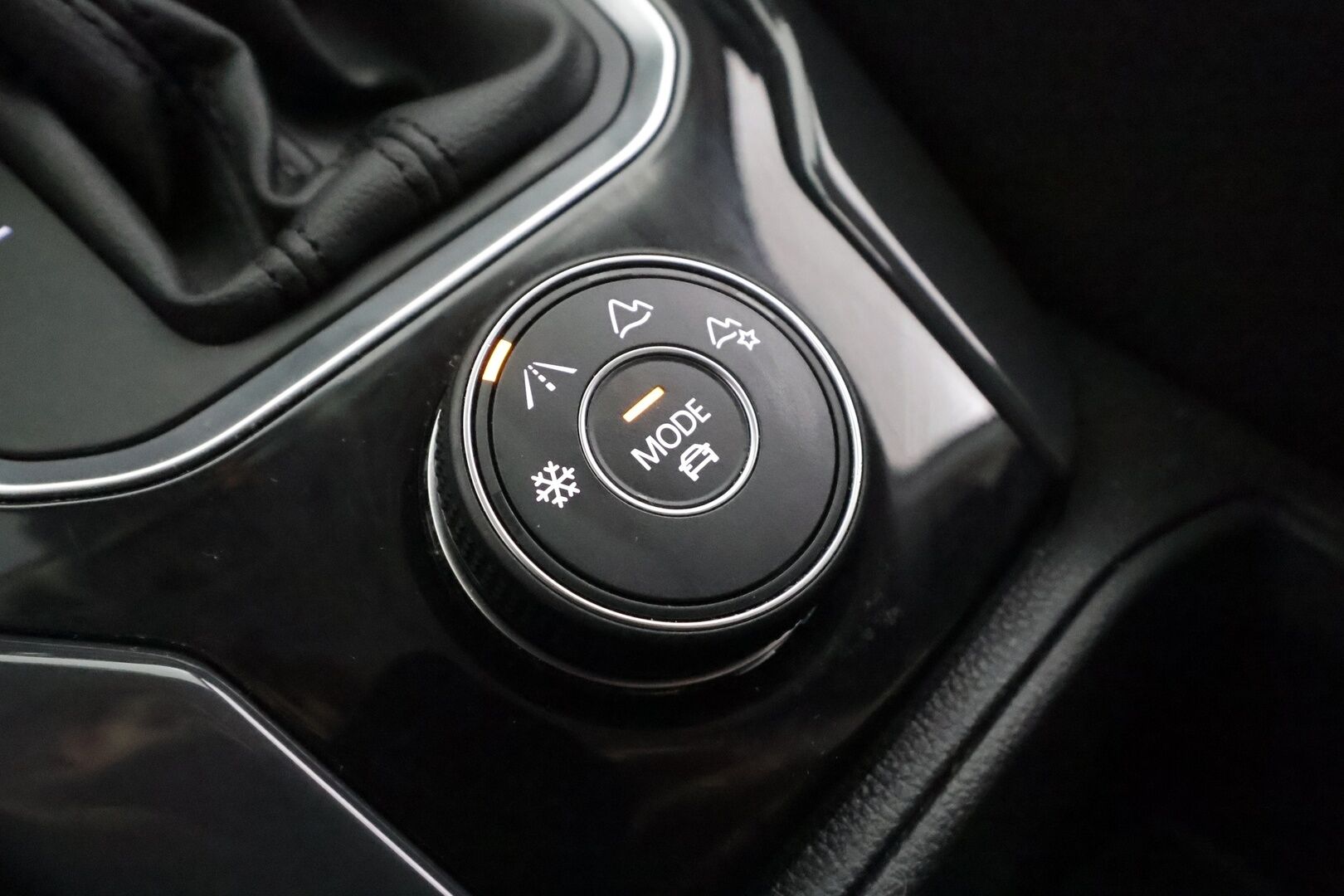 Volkswagen T-Roc 2018 Sport 2,0 TDI SCR 110 kW (150 hv) 4MOTION DSG-automaatti - | ACC | Webasto | Koukku | Digimittaristo | Keyless | Lane Assist | LED | Apple & Android | Lämm. ratti | Puolinahat | Sähk. takaluukku | 2x renkaat aluin | - KORKO VAIN 3,99 %
