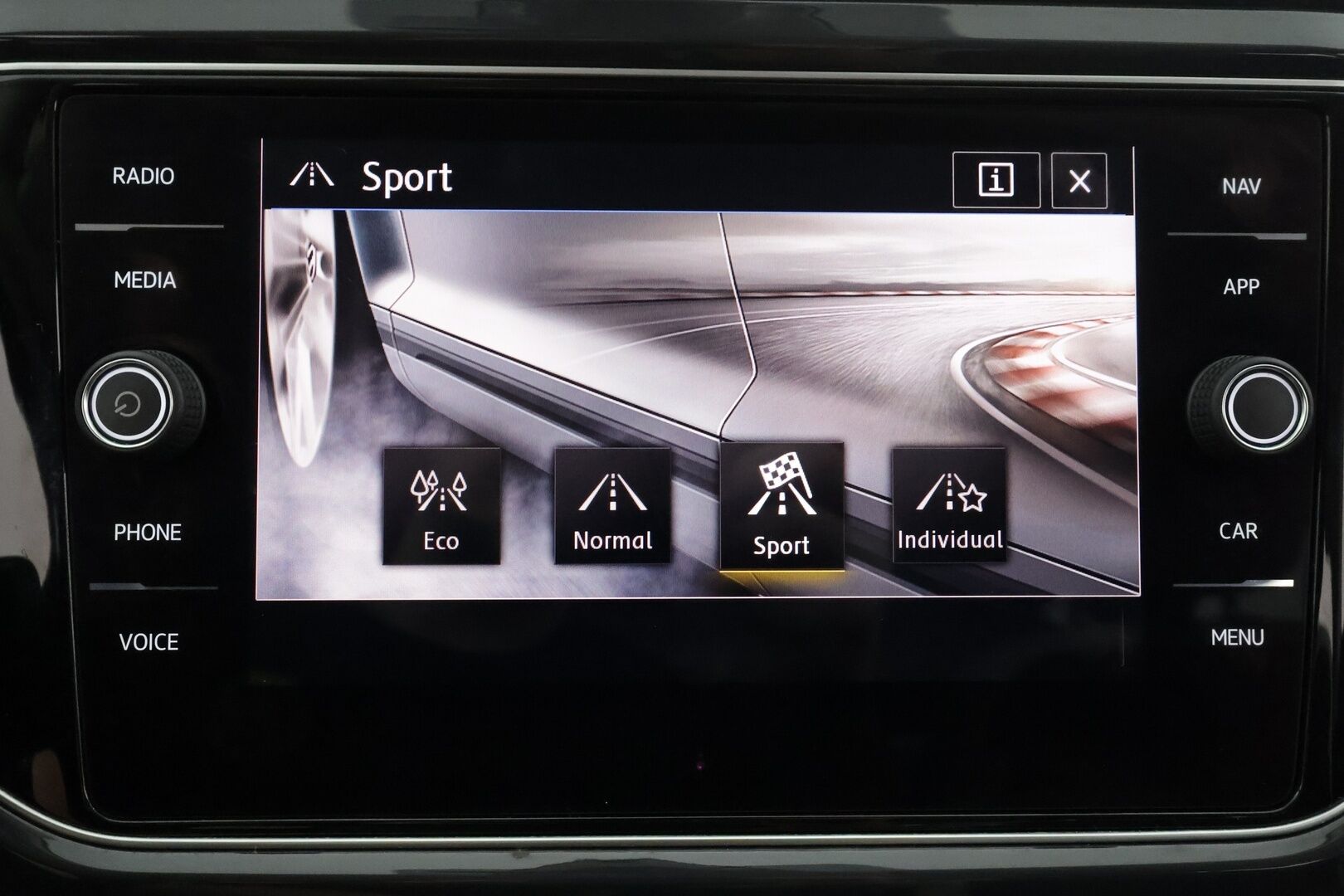 Volkswagen T-Roc 2018 Sport 2,0 TDI SCR 110 kW (150 hv) 4MOTION DSG-automaatti - | ACC | Webasto | Koukku | Digimittaristo | Keyless | Lane Assist | LED | Apple & Android | Lämm. ratti | Puolinahat | Sähk. takaluukku | 2x renkaat aluin | - KORKO VAIN 3,99 %