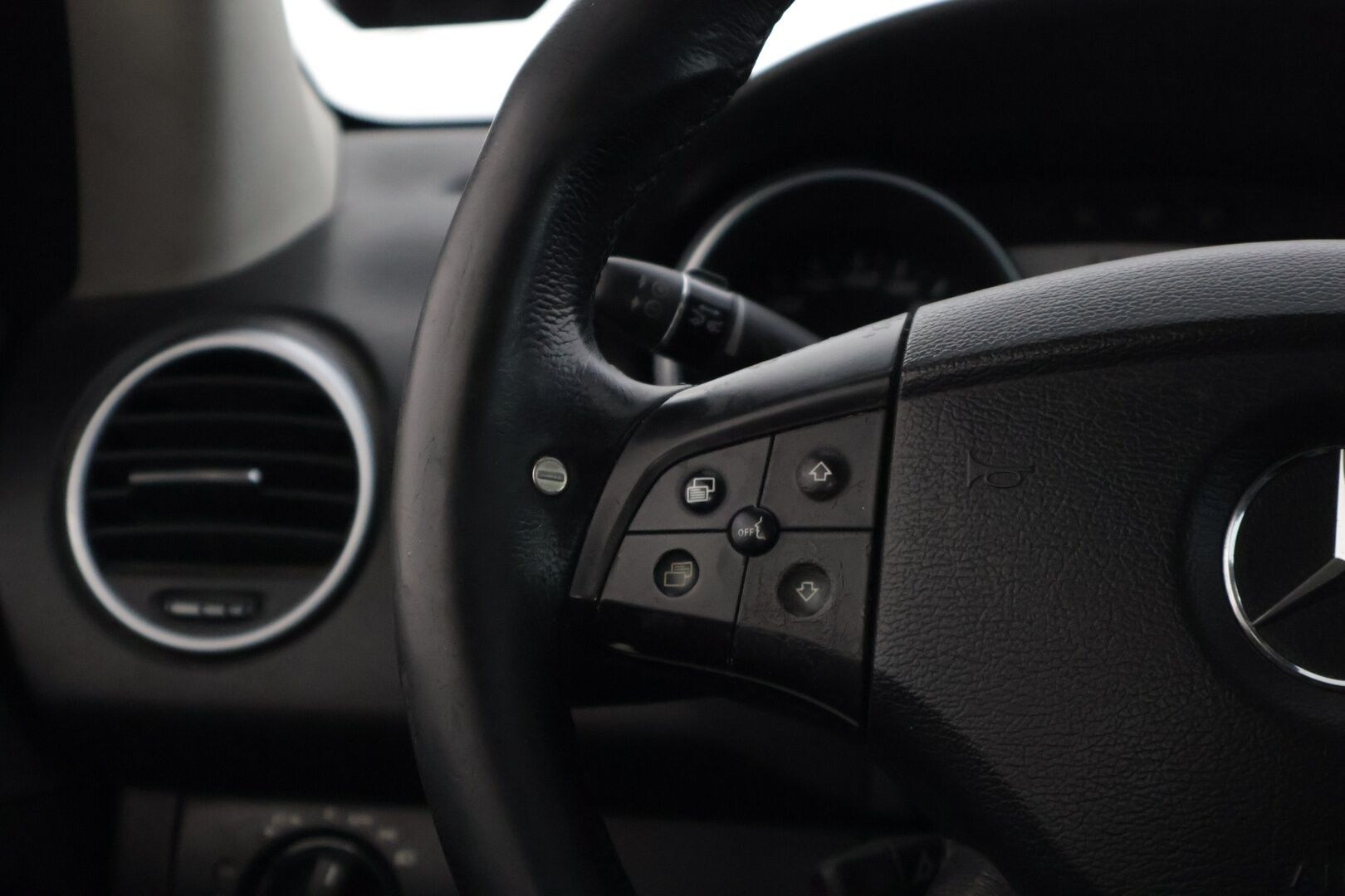 Mercedes-Benz ML 63 AMG 2007 - YritysOutlet - Myydään vain yrityksille * Harman/Kardon / Koukku / Adapt. vakkari / Keyless Go /  Kattoluukku  * - – Tämä auto myydään YritysOutlet -valikoimasta vain yritykselle / Puhdas leima 10/2026 saakka! / Kattavasti huollettu / 2x renkaat!*
