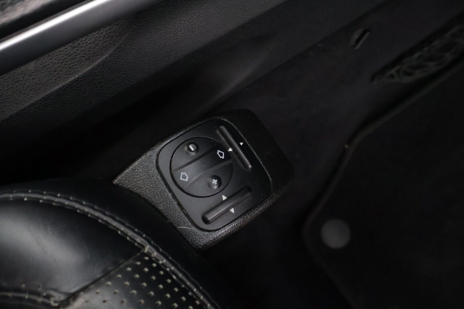 Mercedes-Benz ML 63 AMG 2007 - YritysOutlet - Myydään vain yrityksille * Harman/Kardon / Koukku / Adapt. vakkari / Keyless Go /  Kattoluukku  * - – Tämä auto myydään YritysOutlet -valikoimasta vain yritykselle / Puhdas leima 10/2026 saakka! / Kattavasti huollettu / 2x renkaat!*