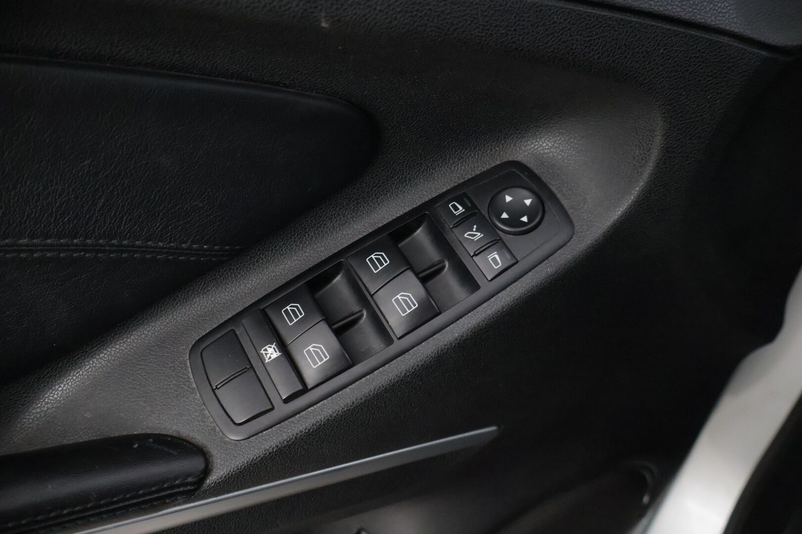 Mercedes-Benz ML 63 AMG 2007 - YritysOutlet - Myydään vain yrityksille * Harman/Kardon / Koukku / Adapt. vakkari / Keyless Go /  Kattoluukku  * - – Tämä auto myydään YritysOutlet -valikoimasta vain yritykselle / Puhdas leima 10/2026 saakka! / Kattavasti huollettu / 2x renkaat!*