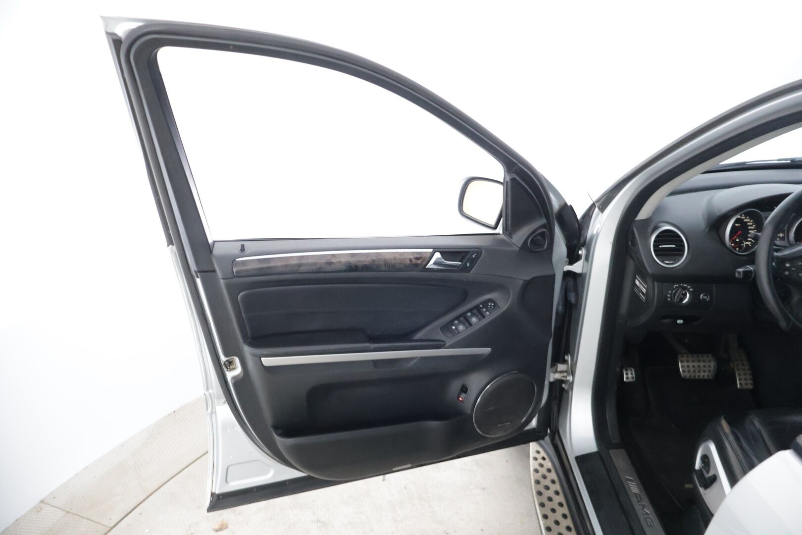 Mercedes-Benz ML 63 AMG 2007 - YritysOutlet - Myydään vain yrityksille * Harman/Kardon / Koukku / Adapt. vakkari / Keyless Go /  Kattoluukku  * - – Tämä auto myydään YritysOutlet -valikoimasta vain yritykselle / Puhdas leima 10/2026 saakka! / Kattavasti huollettu / 2x renkaat!*