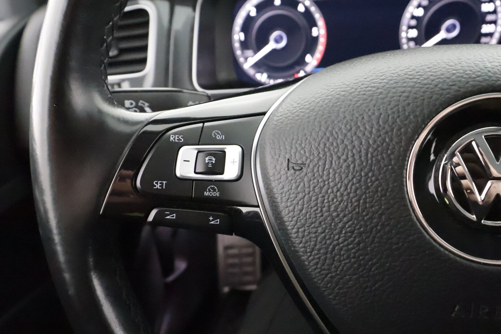 Volkswagen Golf 2018 2.0 TDI Variant Alltrack 110 kW 4MOTION DSG-automaatti Winter Edition * ACC / Webasto / Koukku / Digimittaristo * - KATSO MIHIN HINTAAN! / Suomi-auto / Juuri katsastettu / Kahdet renkaat OEM aluvantein / Mekatroniikka uusittu Viimeisin huolto 159tkm / Säntilliset huollot