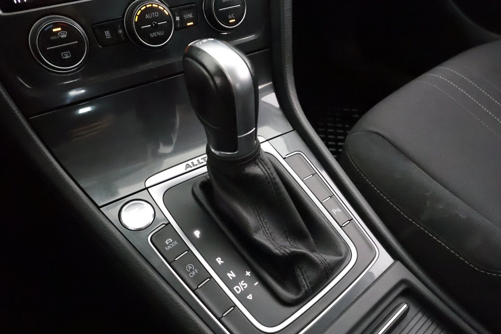 Volkswagen Golf 2018 2.0 TDI Variant Alltrack 110 kW 4MOTION DSG-automaatti Winter Edition * ACC / Webasto / Koukku / Digimittaristo * - KATSO MIHIN HINTAAN! / Suomi-auto / Juuri katsastettu / Kahdet renkaat OEM aluvantein / Mekatroniikka uusittu Viimeisin huolto 159tkm / Säntilliset huollot