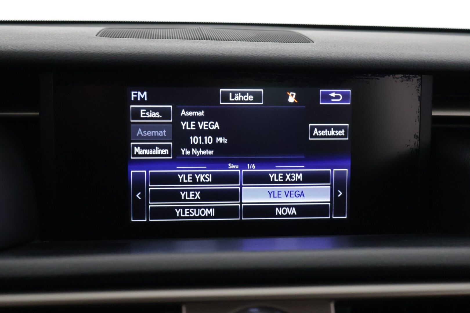 Lexus IS 2014 300h Comfort - *Merkkihuollettu / Bi- Xenon / Nahat / Lohkolämmitin / Navi*