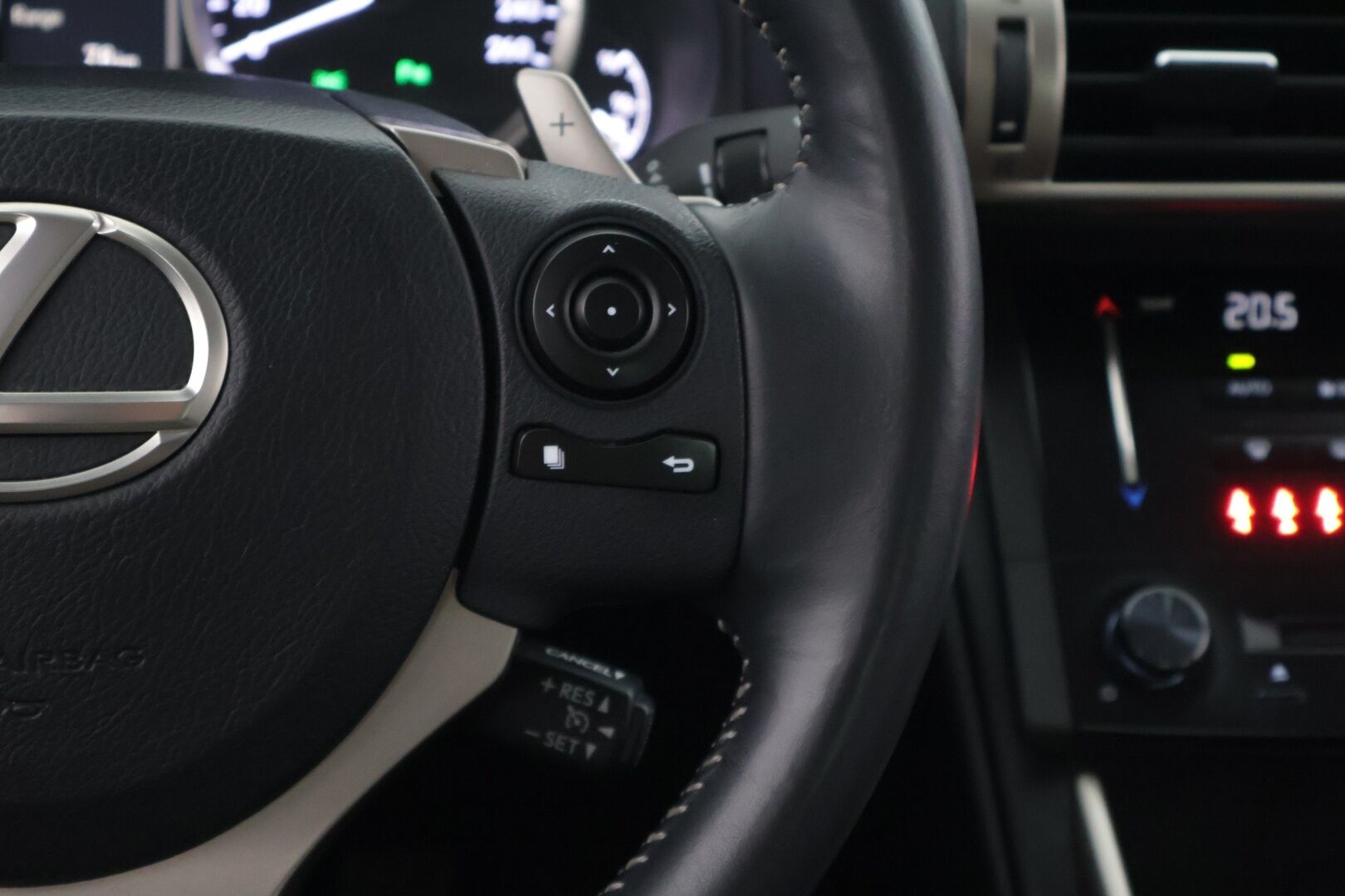 Lexus IS 2014 300h Comfort - *Merkkihuollettu / Bi- Xenon / Nahat / Lohkolämmitin / Navi*