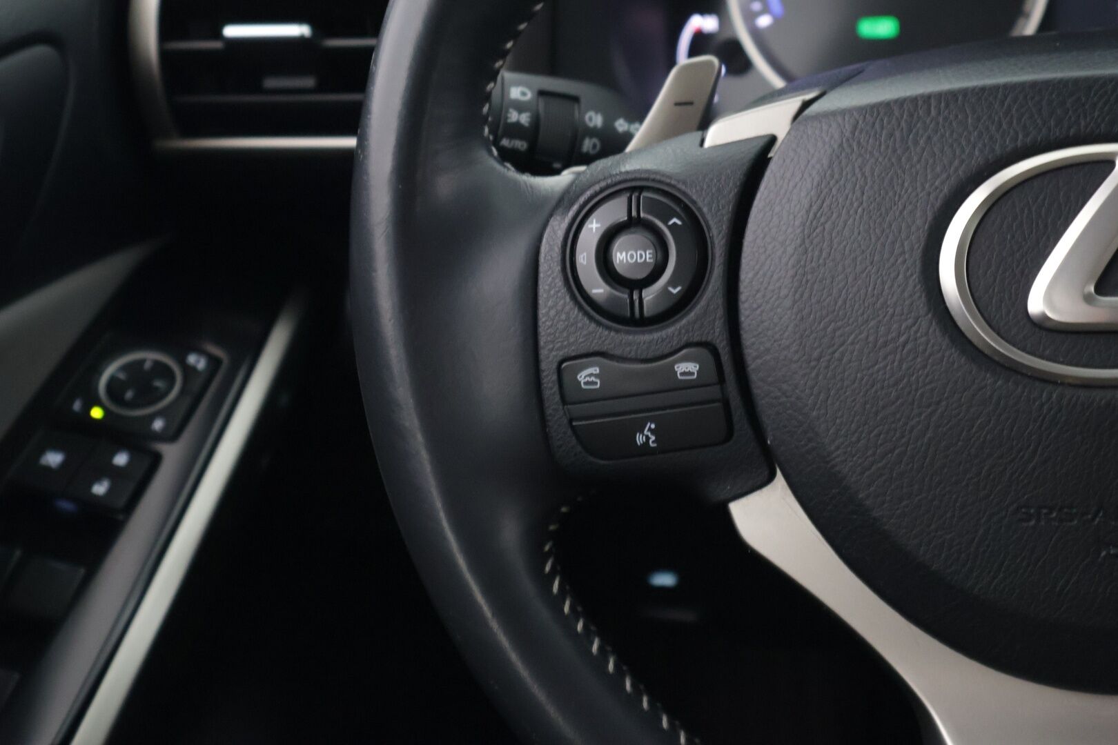 Lexus IS 2014 300h Comfort - *Merkkihuollettu / Bi- Xenon / Nahat / Lohkolämmitin / Navi*