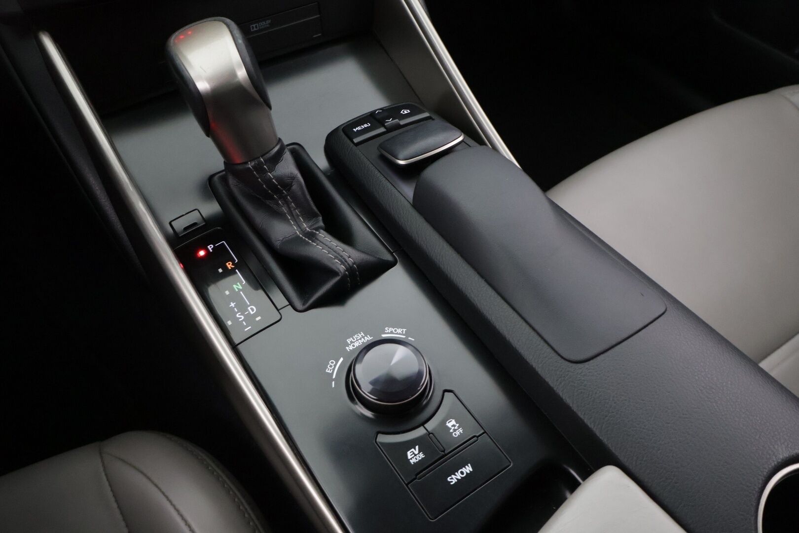 Lexus IS 2014 300h Comfort - *Merkkihuollettu / Bi- Xenon / Nahat / Lohkolämmitin / Navi*