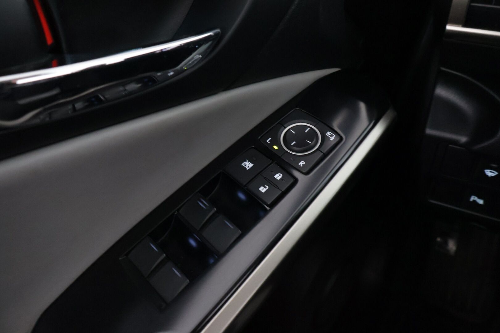 Lexus IS 2014 300h Comfort - *Merkkihuollettu / Bi- Xenon / Nahat / Lohkolämmitin / Navi*