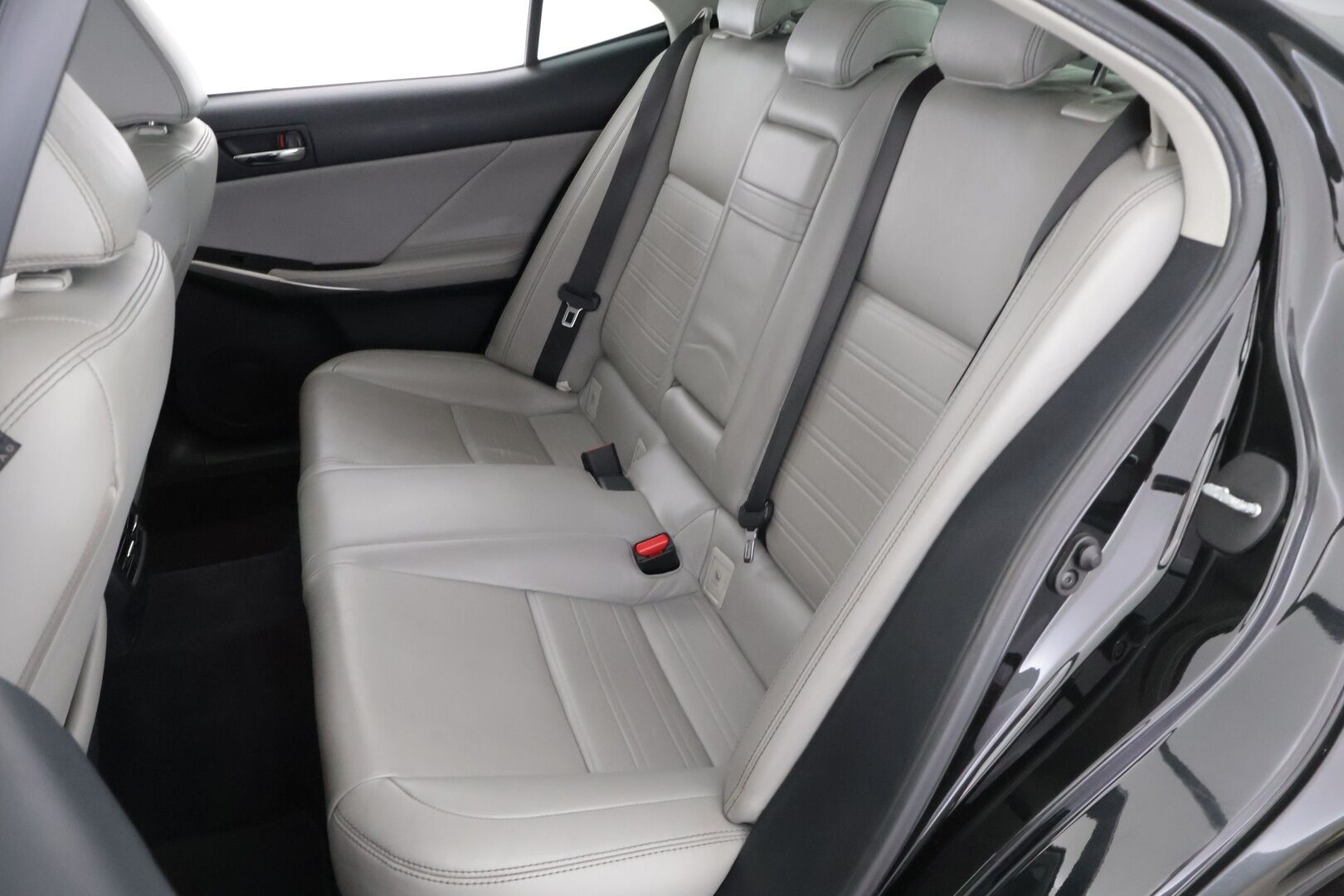 Lexus IS 2014 300h Comfort - *Merkkihuollettu / Bi- Xenon / Nahat / Lohkolämmitin / Navi*