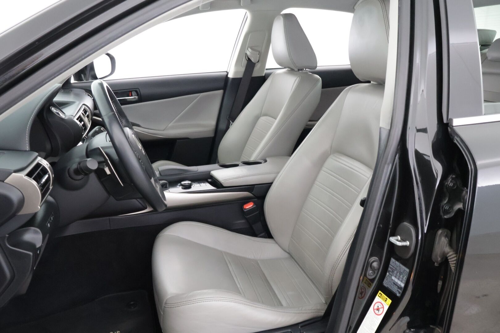 Lexus IS 2014 300h Comfort - *Merkkihuollettu / Bi- Xenon / Nahat / Lohkolämmitin / Navi*