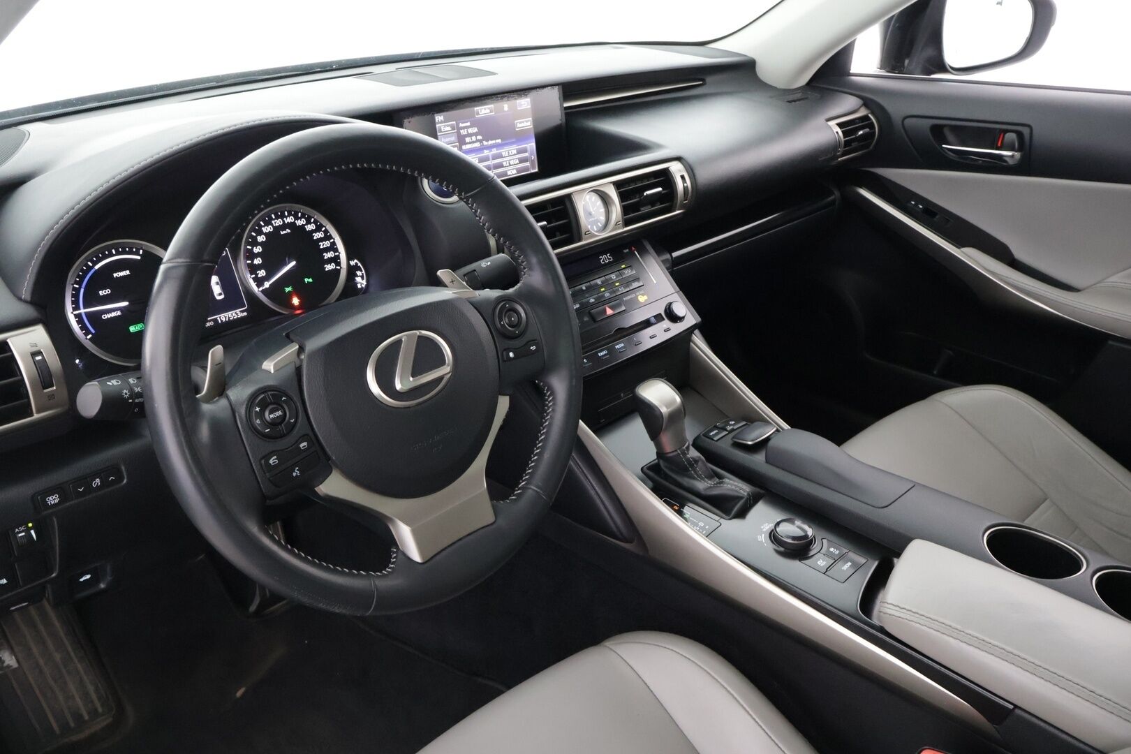 Lexus IS 2014 300h Comfort - *Merkkihuollettu / Bi- Xenon / Nahat / Lohkolämmitin / Navi*