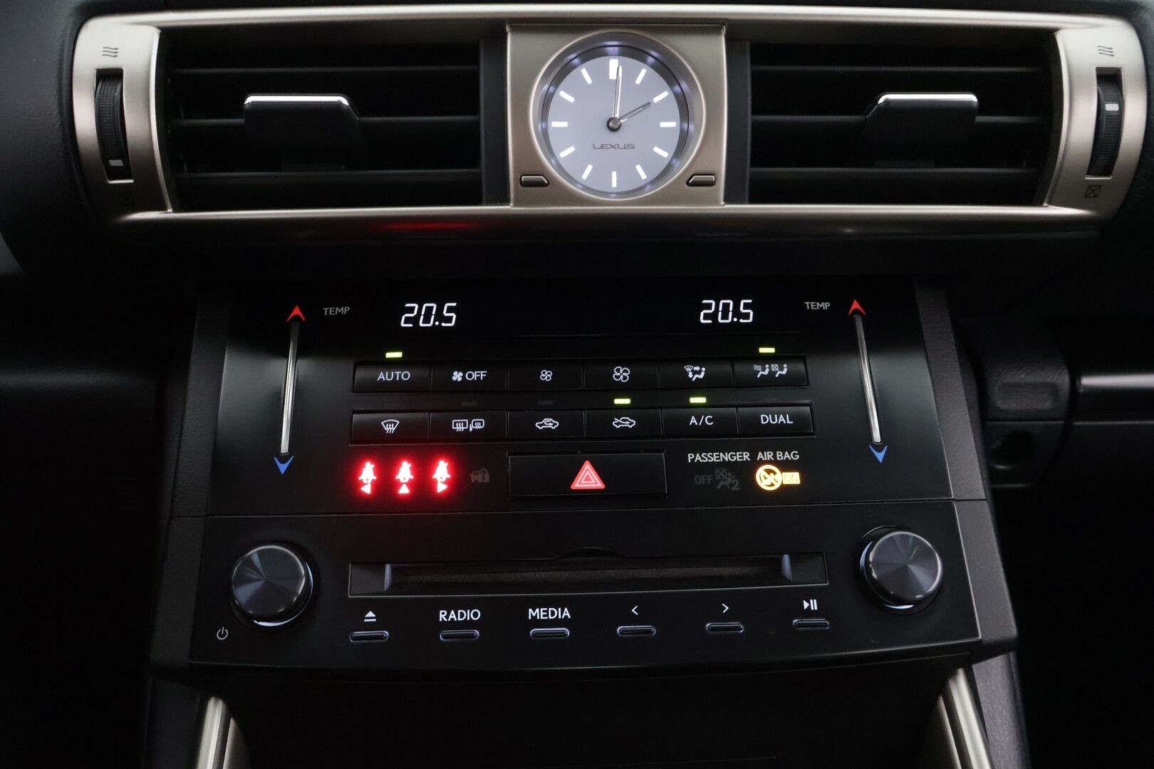 Lexus IS 2014 300h Comfort - *Merkkihuollettu / Bi- Xenon / Nahat / Lohkolämmitin / Navi*