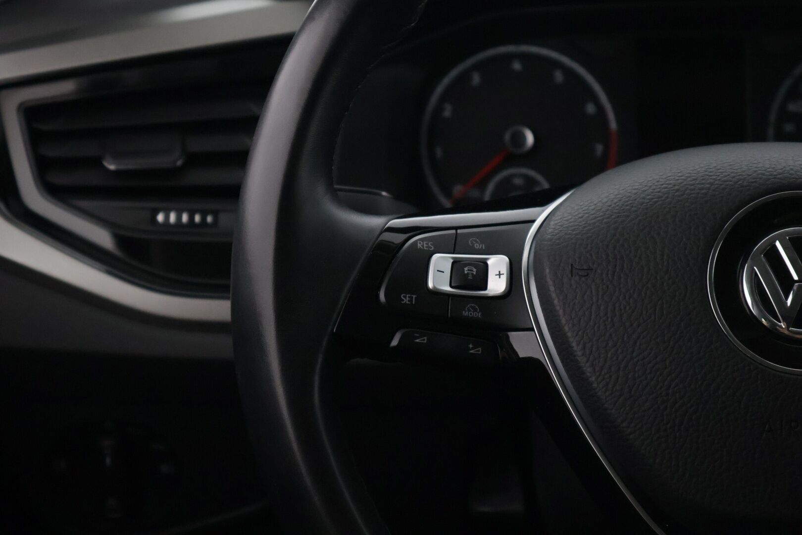 Volkswagen Polo 2018 Comfortline 1,0 TSI 70 kW (95 hv) DSG-automaatti * Adapt vakkari / P-Kamera / Sisätilalämmitin / AppleCarPlay & AndroidAuto * - *2x Hyvät renkaat omilla alumiinivanteilla / Paremmilla ajovaloilla!*