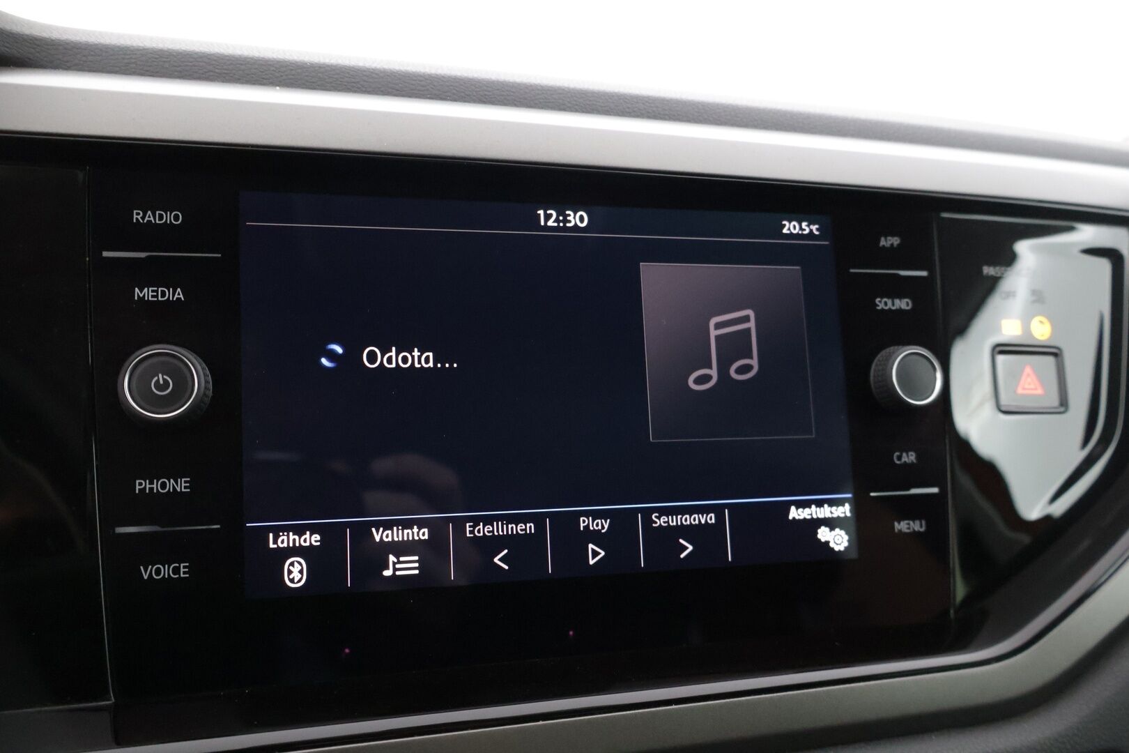 Volkswagen Polo 2018 Comfortline 1,0 TSI 70 kW (95 hv) DSG-automaatti * Adapt vakkari / P-Kamera / Sisätilalämmitin / AppleCarPlay & AndroidAuto * - *2x Hyvät renkaat omilla alumiinivanteilla / Paremmilla ajovaloilla!*