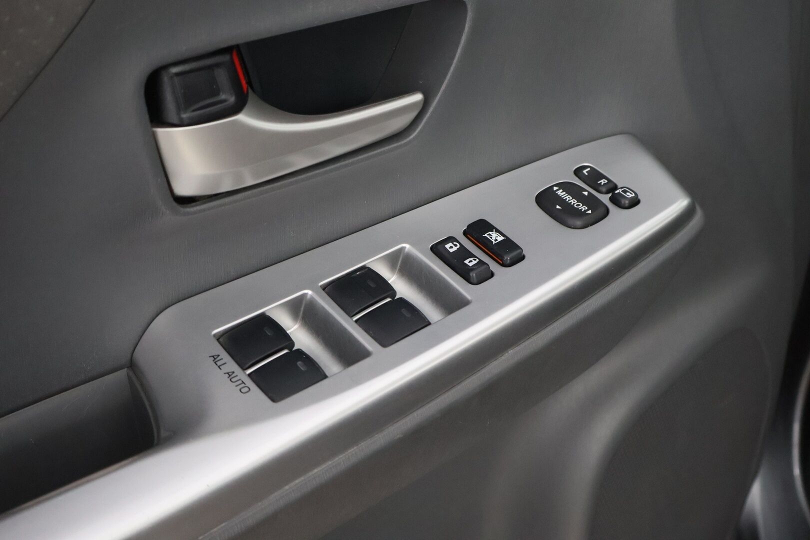 Toyota PRIUS+ 2013 1,8 Hybrid Premium * Vakkari / Navi / 7-Paikkainen / Digimittari / KeylessGo - Metalliväri / 2x Todella hyvät renkaat aluvantein / Juuri tullut Tampereelle! - HULLUT JOULUT KORKOTARJOUS 2,49% 