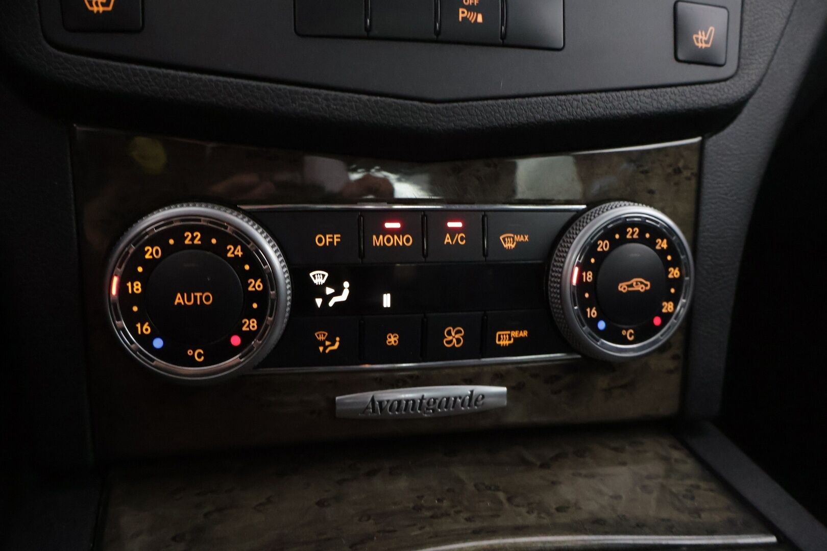 Mercedes-Benz C 2010 C 200 CGI Sedan A Avantgarde * P-tutka / Vakkari / Sähköiset etupenkit * - * Hyvin huollettu Avantgarde Mersu maltillisilla kilometreillä *