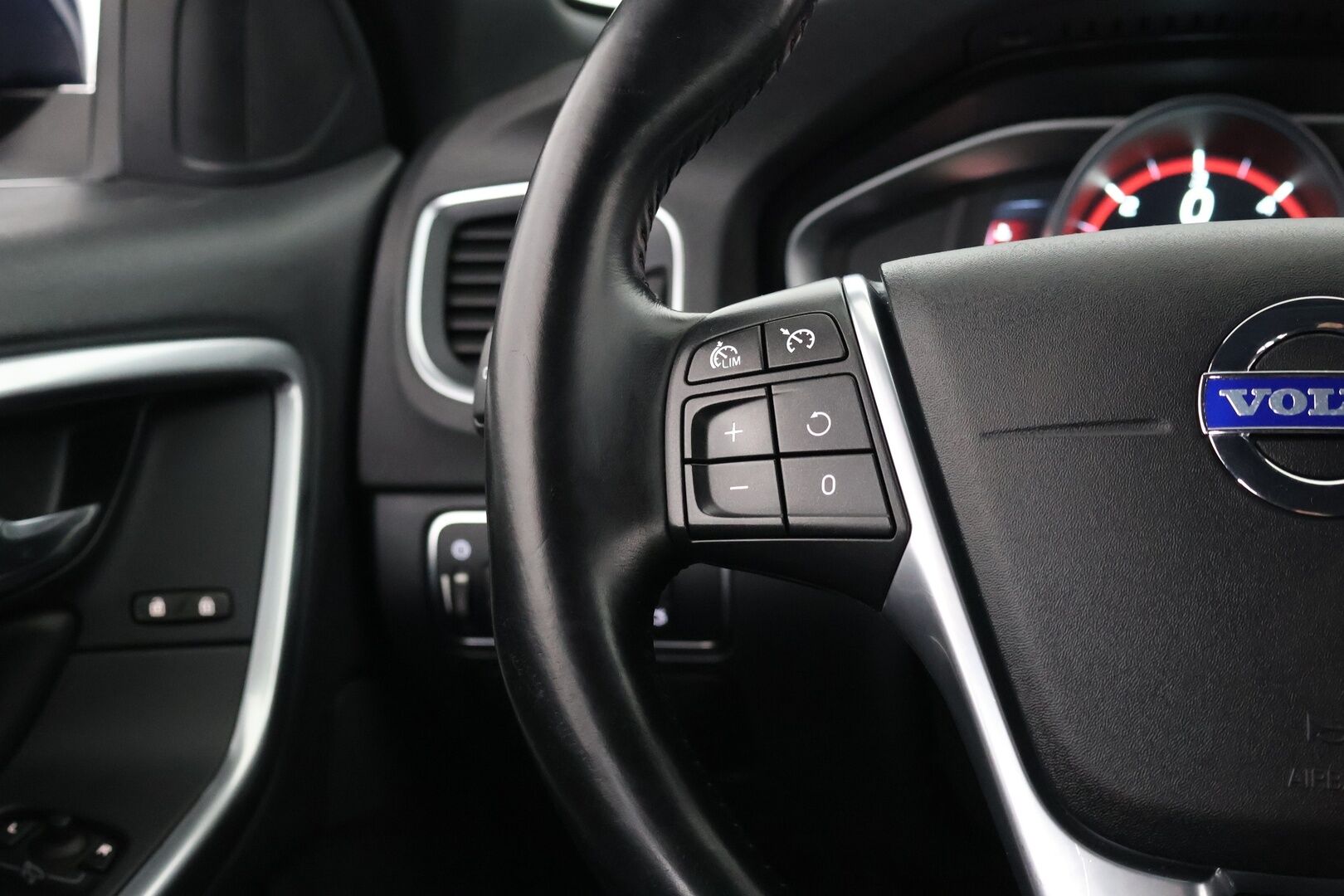 Volvo V60 2015 D4 Ocean Race aut - Webasto | Vakkari | Nahat | Tutkat | Lohkolämmitin | Digimittaristo | VOC 