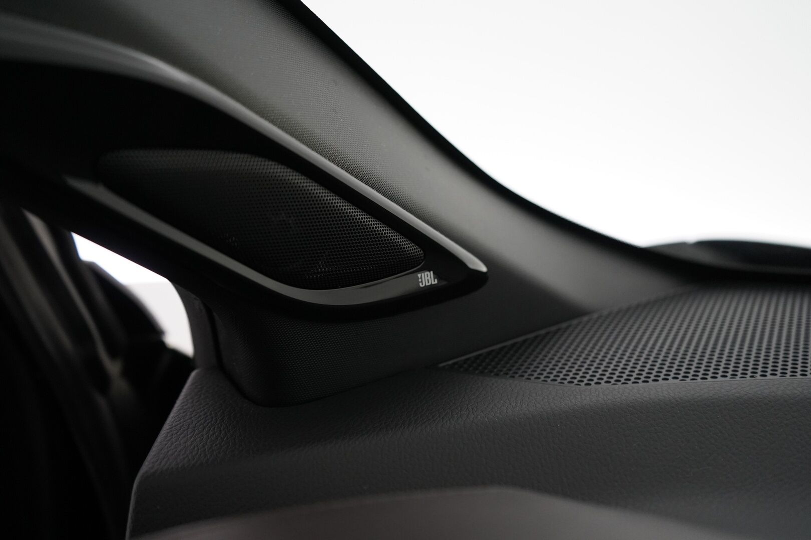 Toyota C-HR 2018 1.8 Hybrid Premium * ACC / JBL / Vetokoukku / Keyless / IPA / Sporttipenkki / Peruutuskamera * - Suomi-auto / Merkkihuollettu / 2x Toyotan vanteet / Huippuvarusteltu