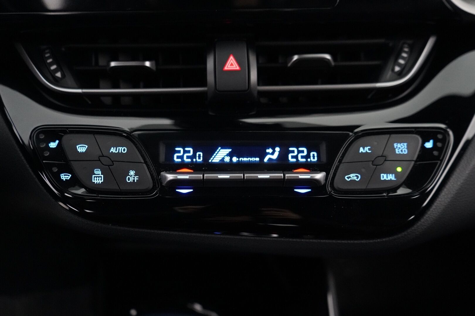 Toyota C-HR 2018 1.8 Hybrid Premium * ACC / JBL / Vetokoukku / Keyless / IPA / Sporttipenkki / Peruutuskamera * - Suomi-auto / Merkkihuollettu / 2x Toyotan vanteet / Huippuvarusteltu