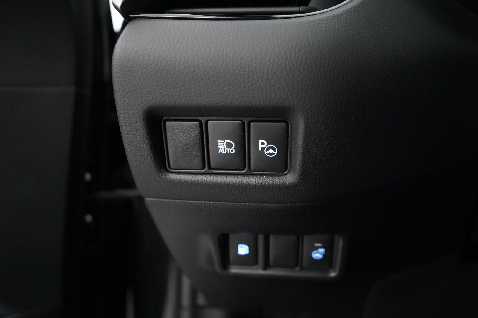 Toyota C-HR 2018 1.8 Hybrid Premium * ACC / JBL / Vetokoukku / Keyless / IPA / Sporttipenkki / Peruutuskamera * - Suomi-auto / Merkkihuollettu / 2x Toyotan vanteet / Huippuvarusteltu