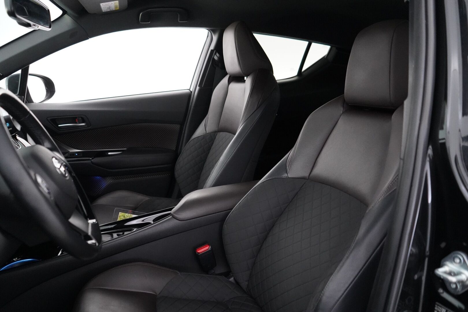 Toyota C-HR 2018 1.8 Hybrid Premium * ACC / JBL / Vetokoukku / Keyless / IPA / Sporttipenkki / Peruutuskamera * - Suomi-auto / Merkkihuollettu / 2x Toyotan vanteet / Huippuvarusteltu