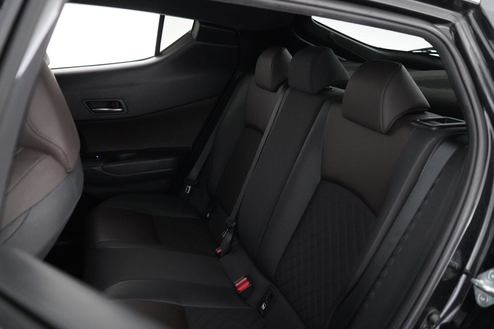 Toyota C-HR 2018 1.8 Hybrid Premium * ACC / JBL / Vetokoukku / Keyless / IPA / Sporttipenkki / Peruutuskamera * - Suomi-auto / Merkkihuollettu / 2x Toyotan vanteet / Huippuvarusteltu