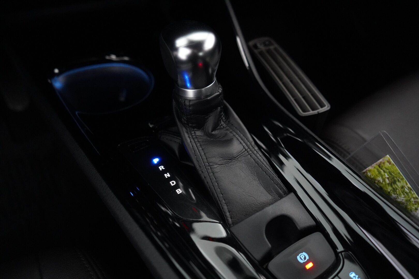 Toyota C-HR 2018 1.8 Hybrid Premium * ACC / JBL / Vetokoukku / Keyless / IPA / Sporttipenkki / Peruutuskamera * - Suomi-auto / Merkkihuollettu / 2x Toyotan vanteet / Huippuvarusteltu