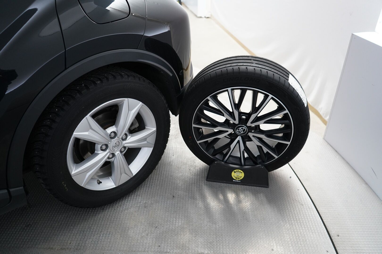 Toyota C-HR 2018 1.8 Hybrid Premium * ACC / JBL / Vetokoukku / Keyless / IPA / Sporttipenkki / Peruutuskamera * - Suomi-auto / Merkkihuollettu / 2x Toyotan vanteet / Huippuvarusteltu