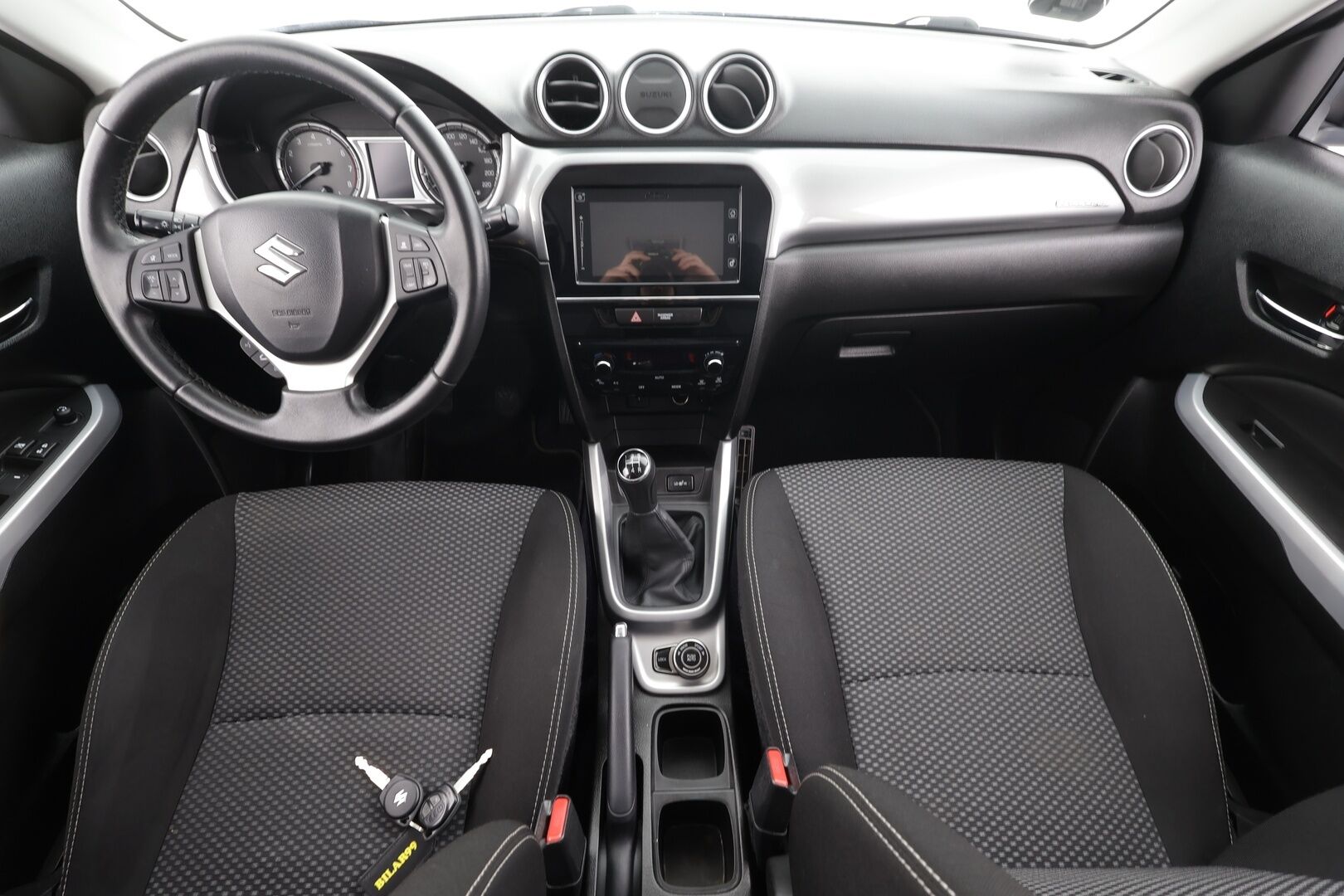 Suzuki Vitara 2016 1,6 VVT 4WD GL+ 5MT * ACC / P.kamera / Lohko+Sisä / Navi / Koukku / LED * - Suomi-auto / Kahdet renkaat aluvanteilla