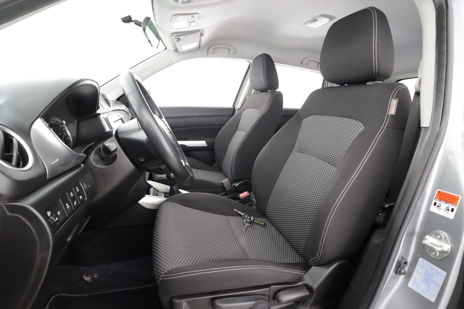 Suzuki Vitara 2016 1,6 VVT 4WD GL+ 5MT * ACC / P.kamera / Lohko+Sisä / Navi / Koukku / LED * - Suomi-auto / Kahdet renkaat aluvanteilla