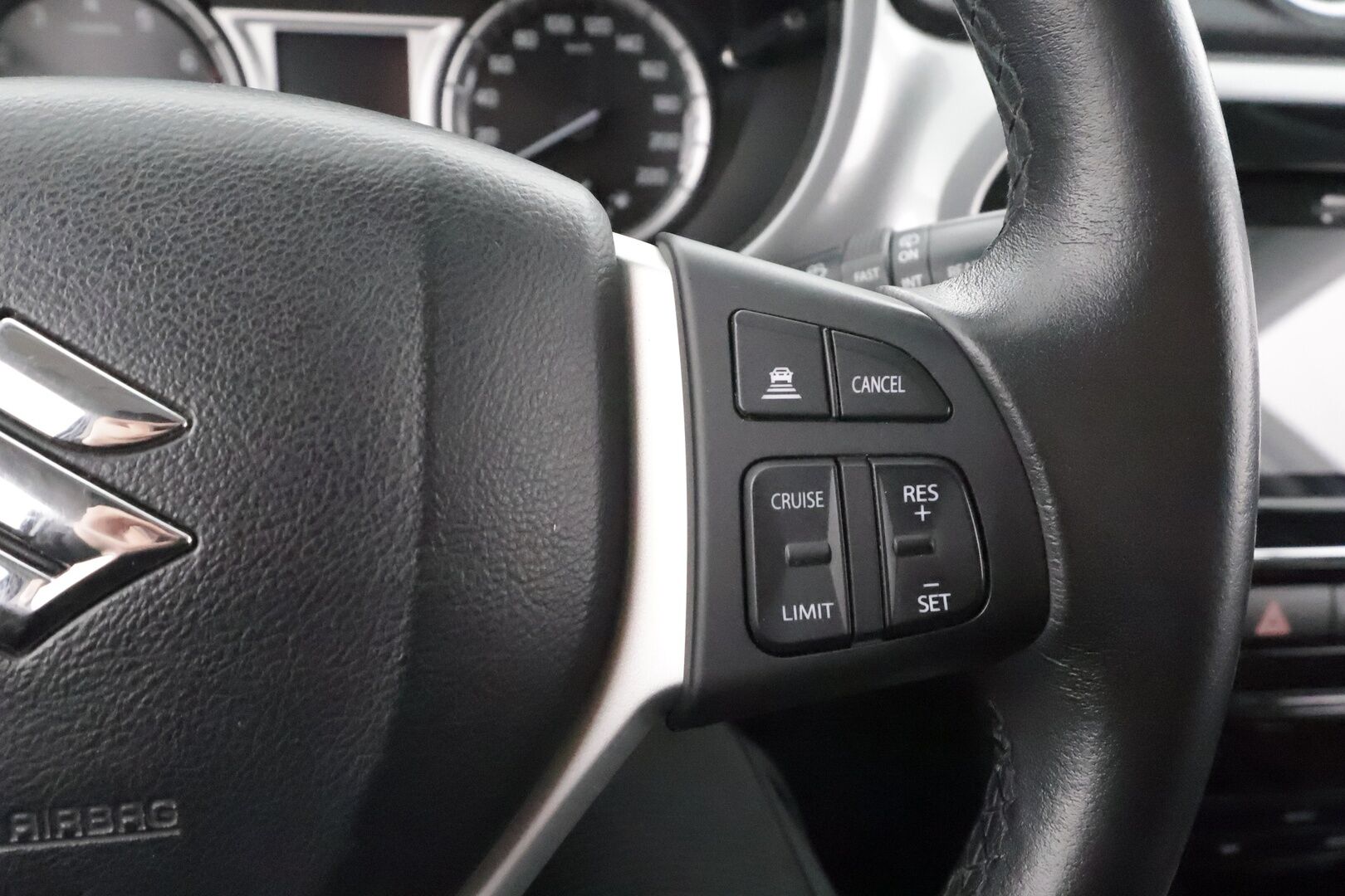 Suzuki Vitara 2016 1,6 VVT 4WD GL+ 5MT * ACC / P.kamera / Lohko+Sisä / Navi / Koukku / LED * - Suomi-auto / Kahdet renkaat aluvanteilla