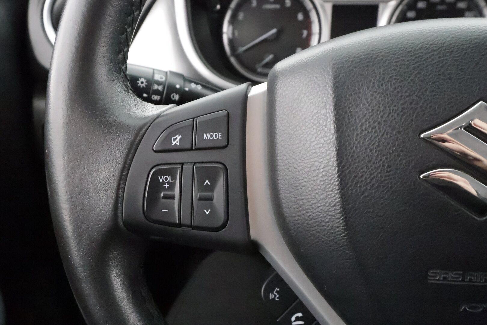 Suzuki Vitara 2016 1,6 VVT 4WD GL+ 5MT * ACC / P.kamera / Lohko+Sisä / Navi / Koukku / LED * - Suomi-auto / Kahdet renkaat aluvanteilla