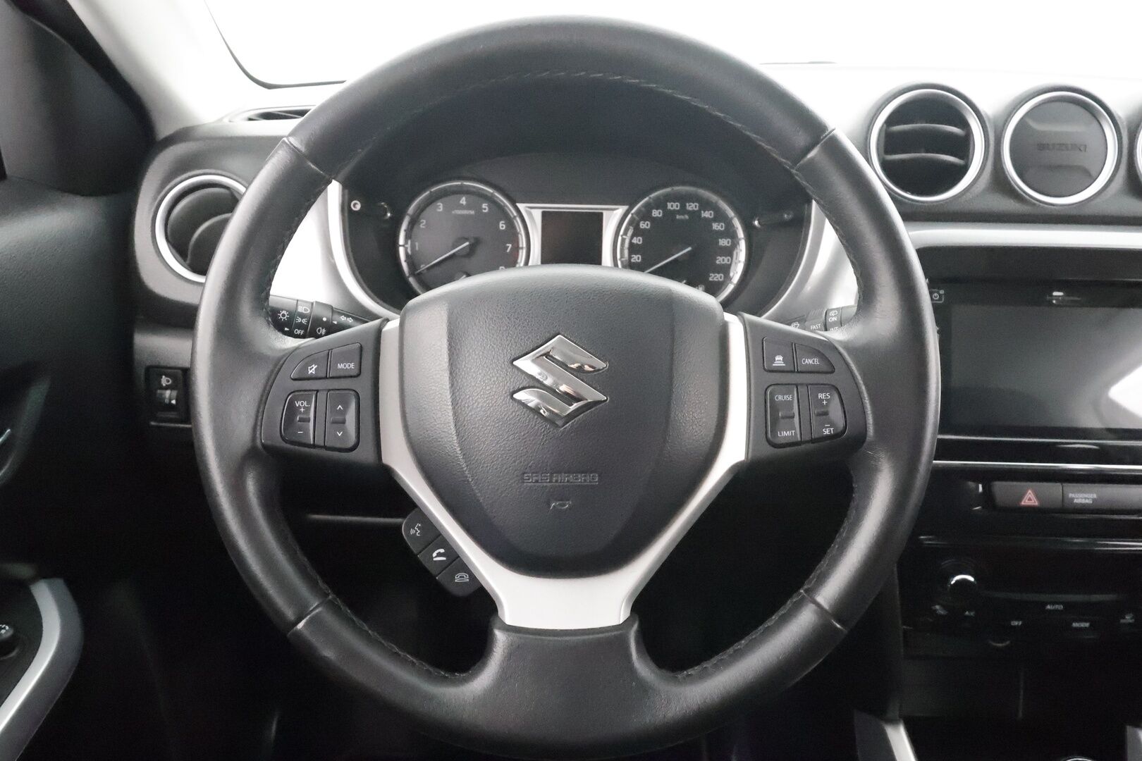 Suzuki Vitara 2016 1,6 VVT 4WD GL+ 5MT * ACC / P.kamera / Lohko+Sisä / Navi / Koukku / LED * - Suomi-auto / Kahdet renkaat aluvanteilla