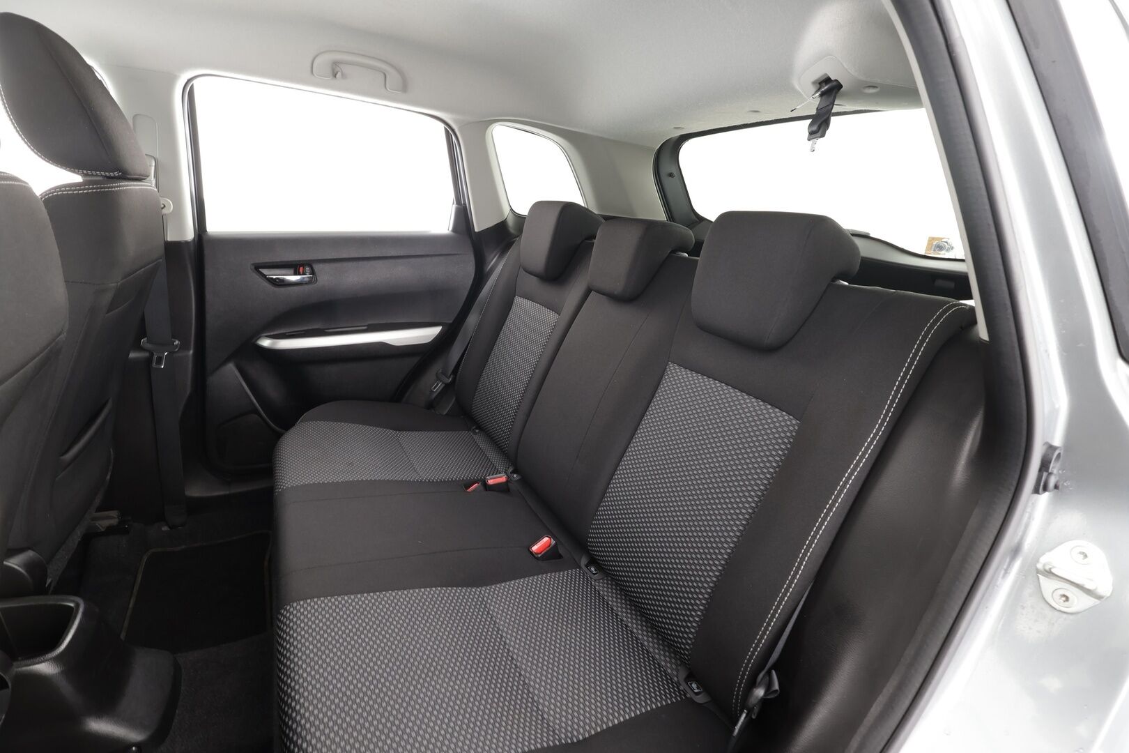 Suzuki Vitara 2016 1,6 VVT 4WD GL+ 5MT * ACC / P.kamera / Lohko+Sisä / Navi / Koukku / LED * - Suomi-auto / Kahdet renkaat aluvanteilla