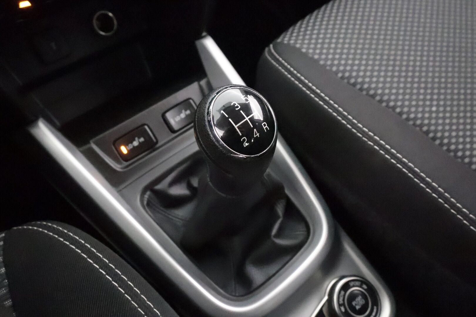 Suzuki Vitara 2016 1,6 VVT 4WD GL+ 5MT * ACC / P.kamera / Lohko+Sisä / Navi / Koukku / LED * - Suomi-auto / Kahdet renkaat aluvanteilla