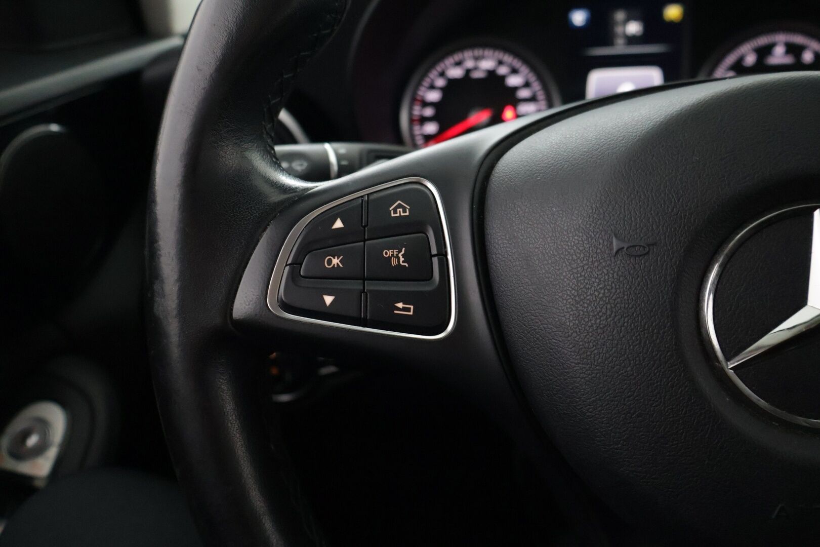 Mercedes-Benz C 2016 180 T A Premium Business - Juuri huollettu! | Suomi-auto | Vakkari | Lohko | ILS-LED | 2x Renkaat