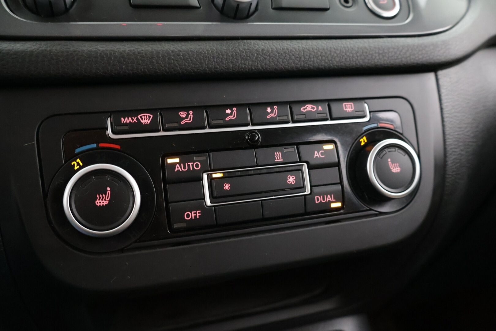 Volkswagen Tiguan 2011 Sport & Style 2,0 TDI 103 kW (140 hv) BlueMotion Technology 4MOTION DSG-aut ** Webasto / Vakkari / Koukku / Bluetooth