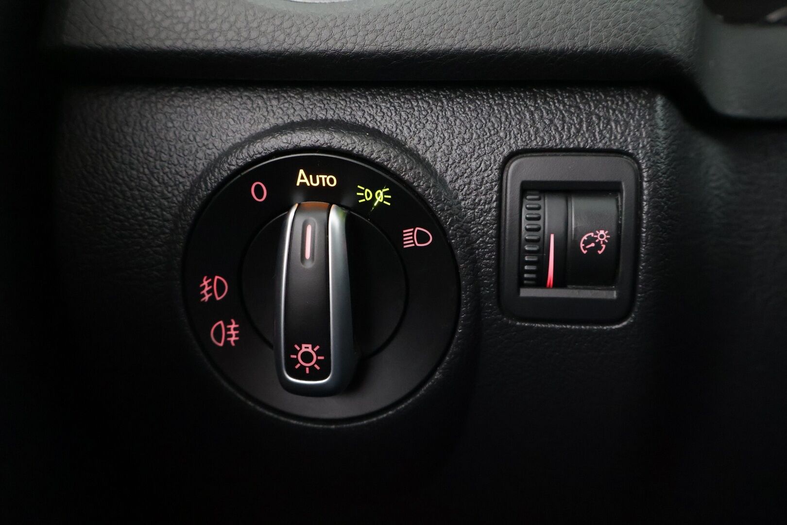 Volkswagen Tiguan 2011 Sport & Style 2,0 TDI 103 kW (140 hv) BlueMotion Technology 4MOTION DSG-aut ** Webasto / Vakkari / Koukku / Bluetooth