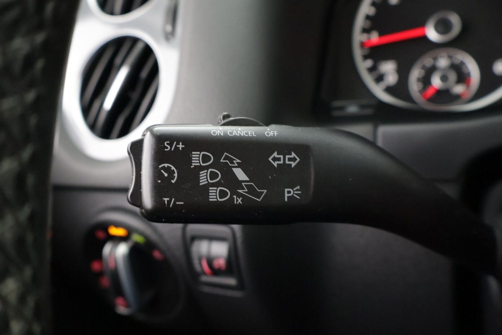 Volkswagen Tiguan 2011 Sport & Style 2,0 TDI 103 kW (140 hv) BlueMotion Technology 4MOTION DSG-aut ** Webasto / Vakkari / Koukku / Bluetooth