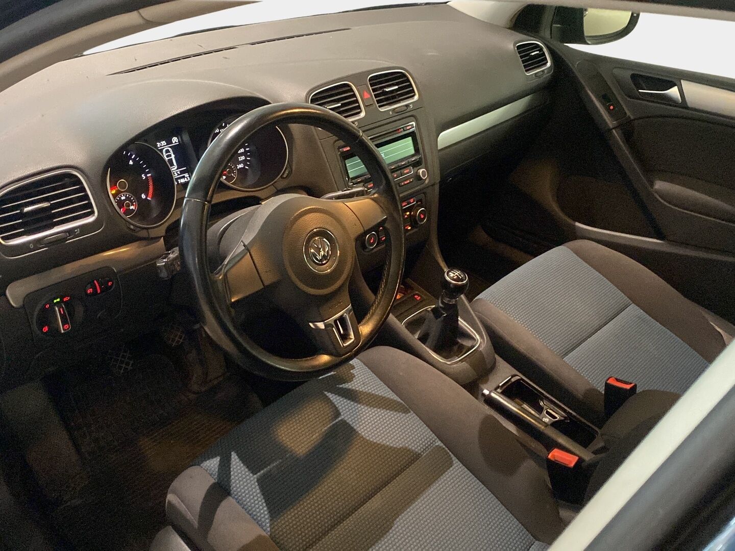 Volkswagen Golf 2012 BlueMotion 1,6 TDI 77 kW 4-ov. - YritysOutlet - Myydään vain yrityksille - | 1-omisteinen Suomi-auto! | Vakkari | Lohkolämmitin | Kahdet renkaat vanteilla |