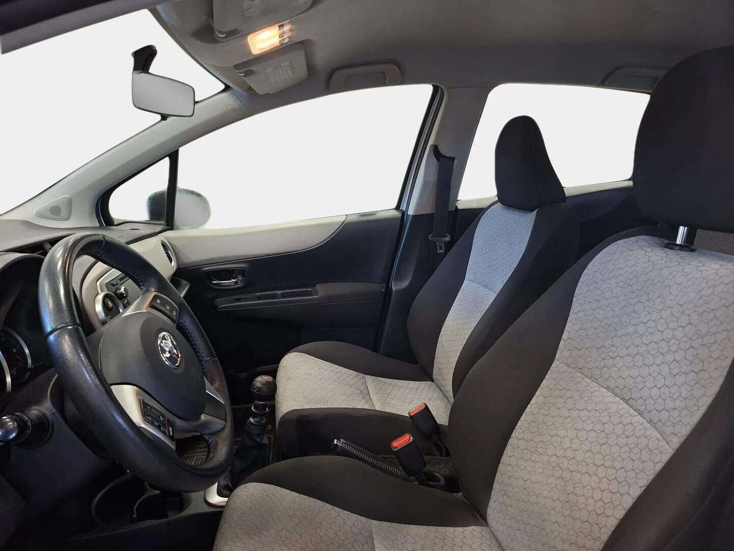 Toyota Yaris 2011 1,33 Dual VVT-i Comfort 5ov - | Suomi-auto | Navi | P.kamera | Vakkari | Lohkolämmitin | Bluetooth | Aut. ilmastointi | 2x renkaat vanteilla |